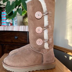 UGG Bailey Button Boot - Chestnut color